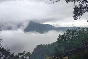 霧鎖山頭山鎖霧