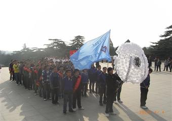 信電學(xué)院志愿者參加淮海戰(zhàn)役紀(jì)念塔清明祭祀活動