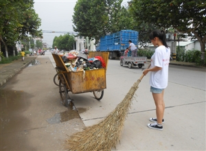 中礦大文法學(xué)生會(huì)實(shí)踐團(tuán)義務(wù)清理街道垃圾