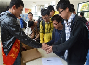 礦業(yè)學(xué)院舉辦“減少宿舍噪音，溫馨宿舍家庭”贈送椅子腿套活動