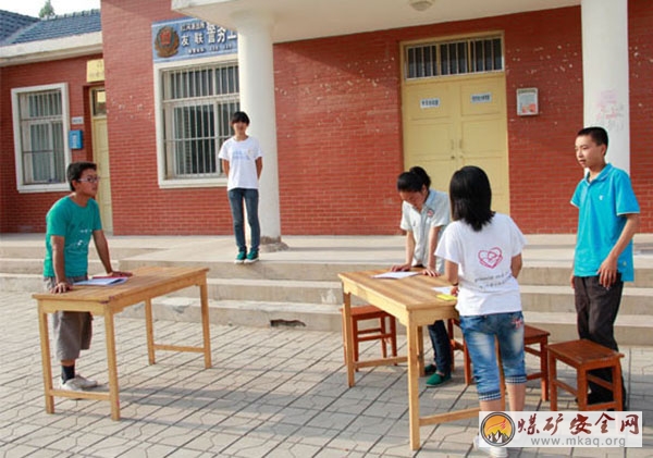 中國礦業(yè)大學(xué)心靈雙約支教團寧夏分隊隊員與高一學(xué)生共同排練小品