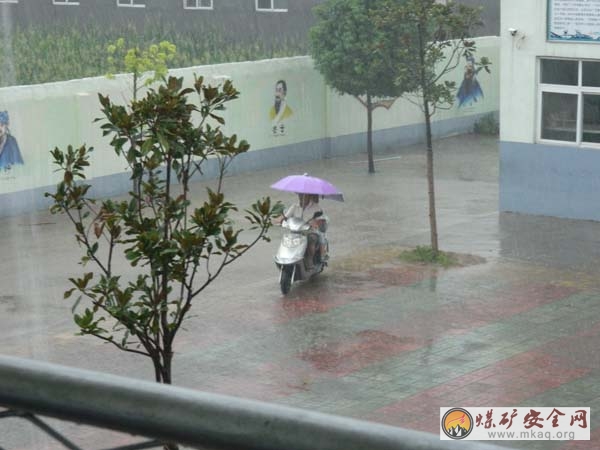 愛心陽光之隊支教團(tuán)成員雨天堅持上課