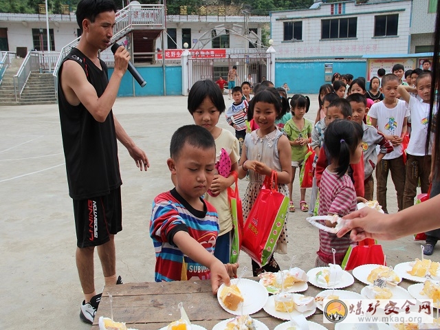 中國礦大力建學院筑夢公益愛心助力團向永勝小學學生捐贈愛心物品