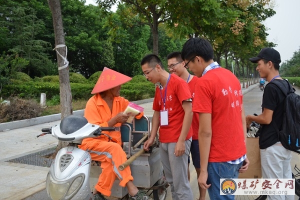 愛心再行動(dòng)——黨員工作站實(shí)踐團(tuán)為清潔工送溫暖