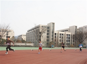 奔跑中的青春—電力學(xué)院健兒們揮汗田徑場