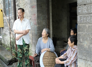 中礦大“礦世崎源”調(diào)研團(tuán)隨川煤十處退休職工了解舊址背景