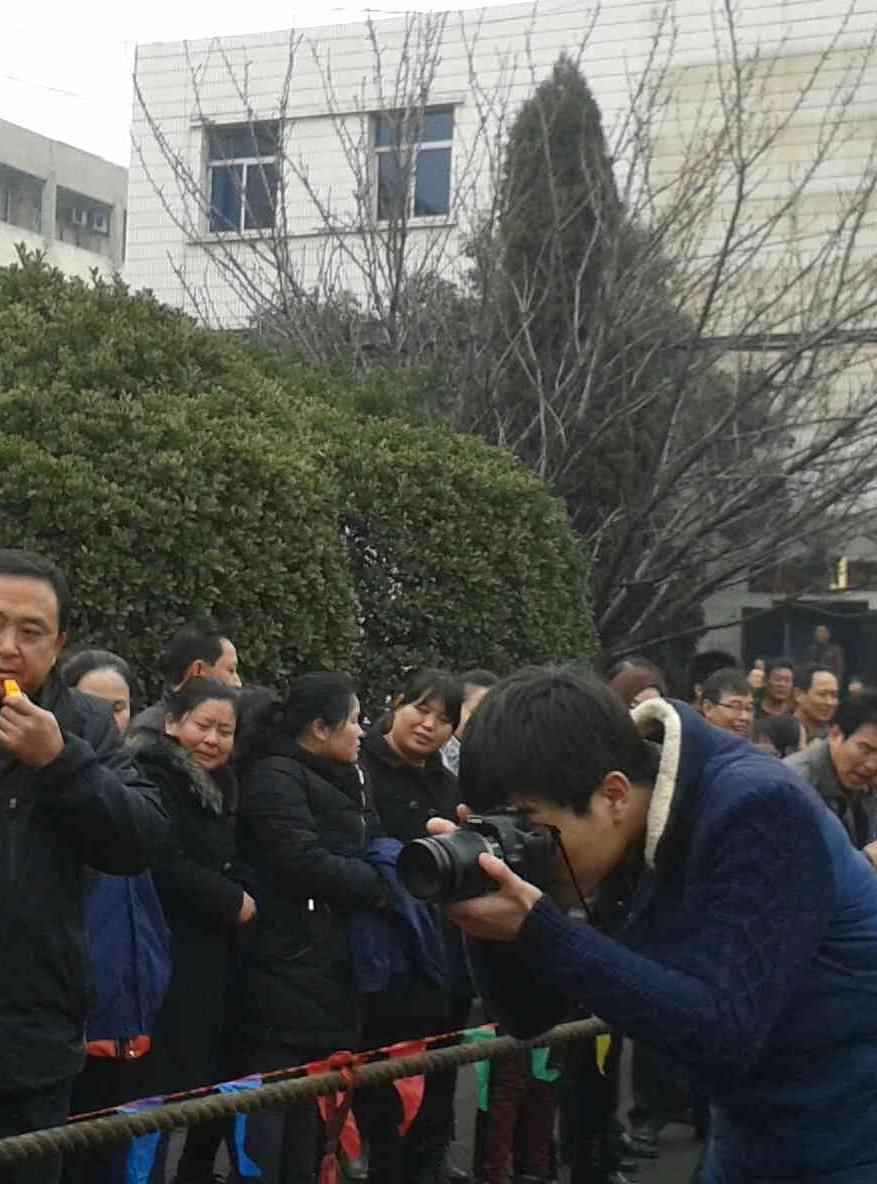 熱鬧非凡的拔河場面 任愛英攝影作品