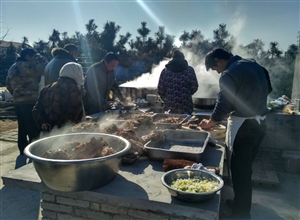 年集上美味飄香的露天羊肉湯 萬祖波攝影作品