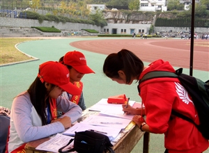 運動場上的那一道紅——管理學(xué)院青年志愿者協(xié)會在院運會中開展執(zhí)勤工作