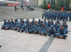 承訓教官與中國礦業(yè)大學管理學院2013級新生親切交談